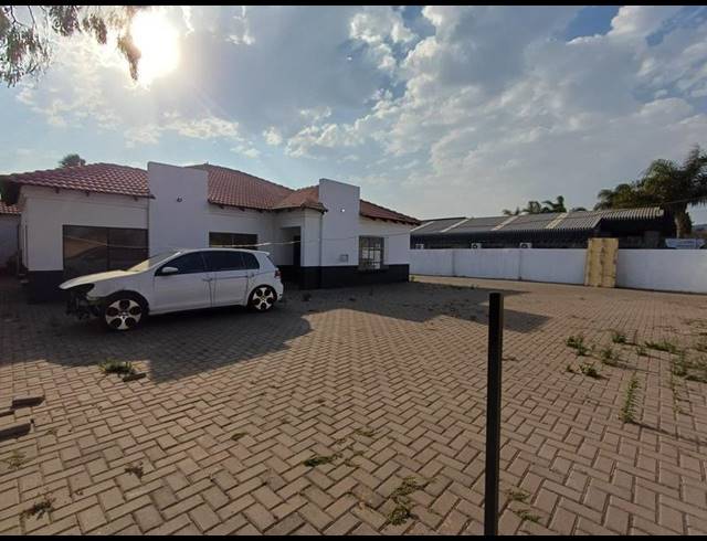 9 BEDROOM HOUSE FOR SALE IN BOOYSENS